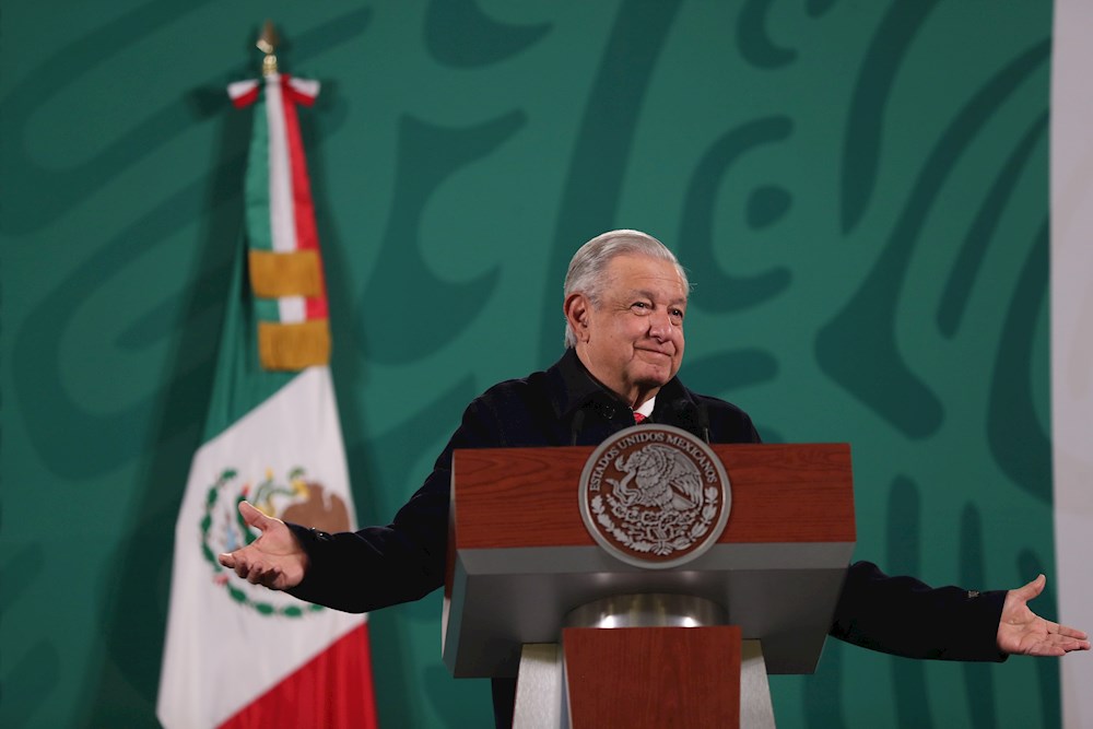 Estatua de López Obrador recién desvelada es derribada en centro de México