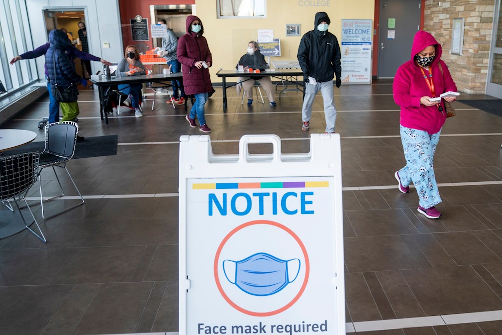 EEUU afronta su mayor ola de contagios confuso por las directrices sanitarias