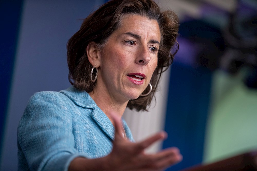 Robert Santos jura como el primer director latino de la Oficina del Censo