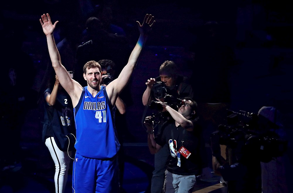 Los Dallas Mavericks retiran el número 41 en honor a Dirk Nowitzki