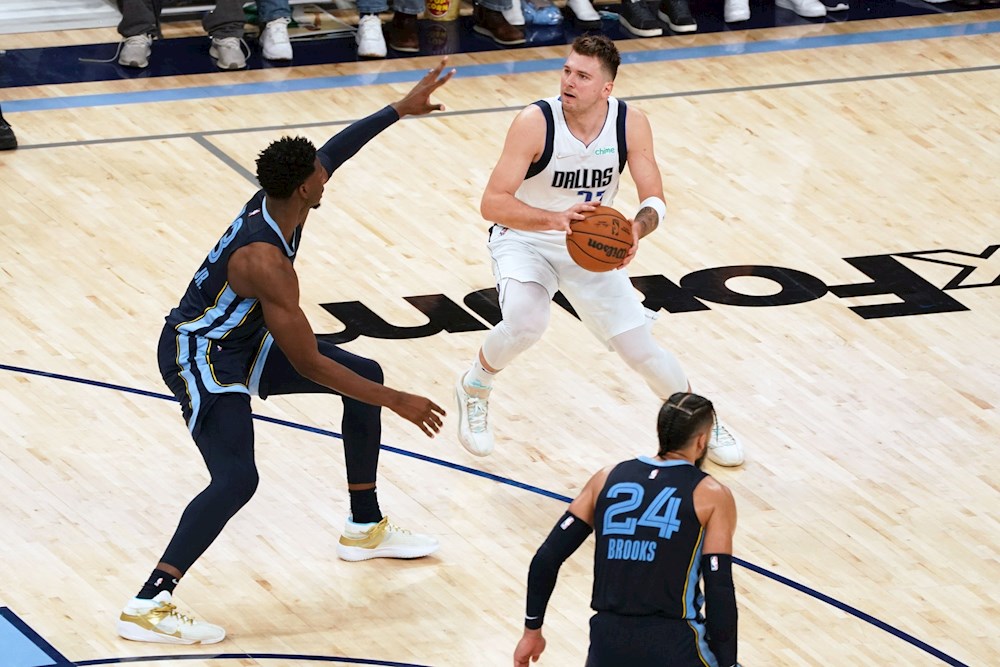 Doncic vuelve con victoria tras perderse 10 partidos por coronavirus y lesión