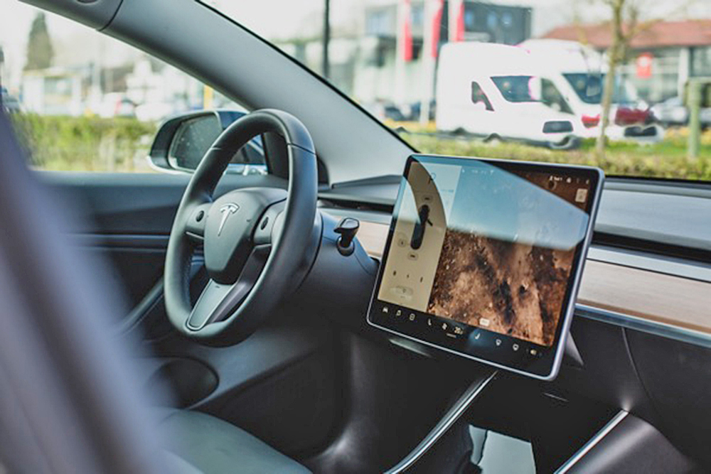 Tesla ya no permitirá jugar videojuegos mientras sus autos están en movimiento