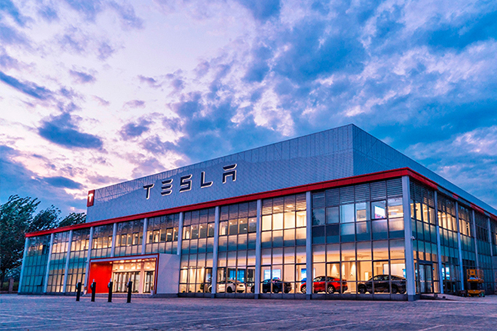 Tesla logra récord de ventas en China, aunque enfrenta críticas por su nuevo showroom