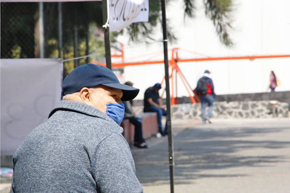 ¿Los cubrebocas quirúrgicos son menos seguros contra ómicron?