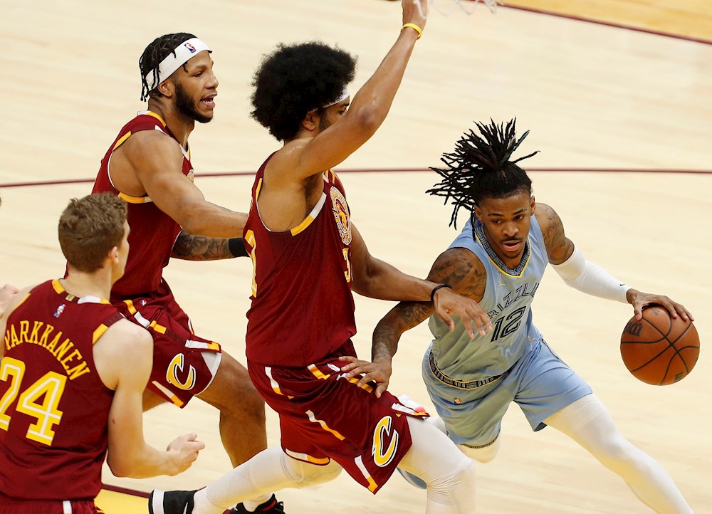 Morant sigue con su show, los Suns meten presión y James impulsa a los Lakers