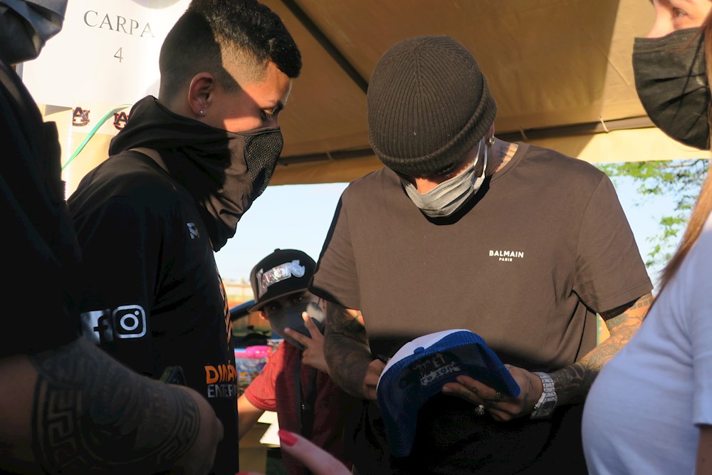 Rauw Alejandro y Wisin reparten regalos en Puerto Rico en víspera de Reyes