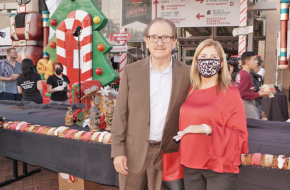 Con rosca de reyes despiden el Festival iluminado del Polo Sur de Texas