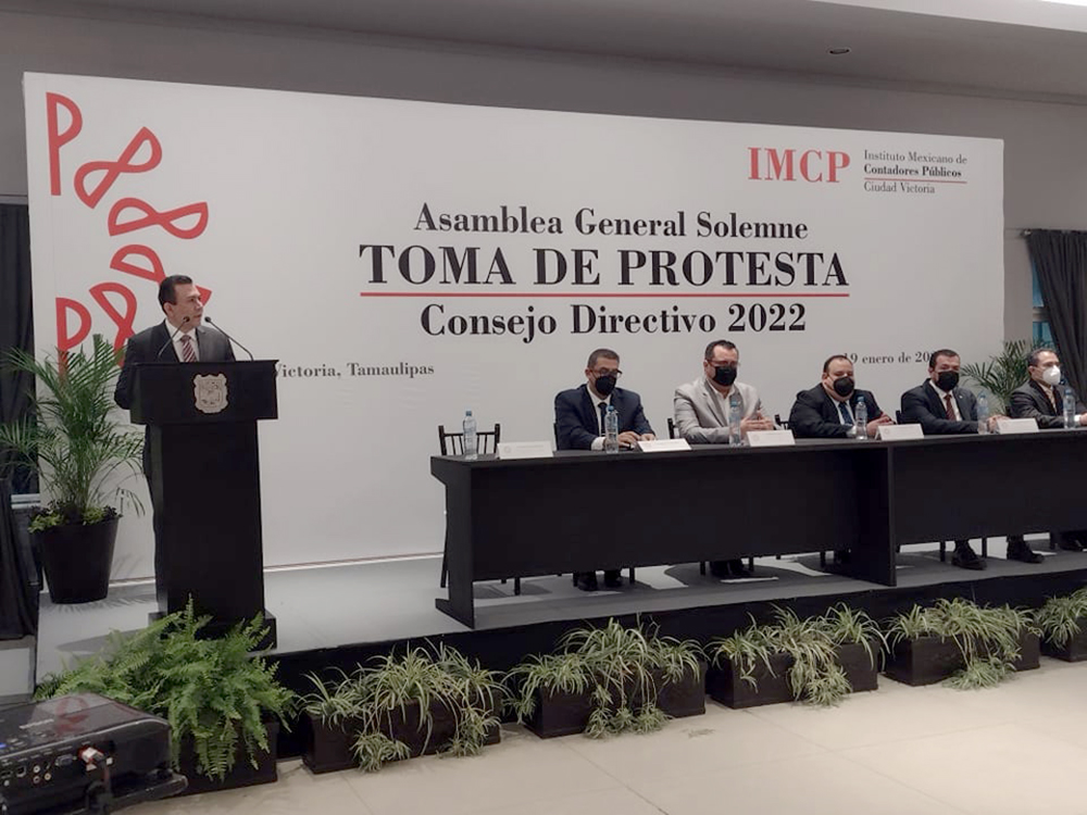 Rector Guillermo Mendoza felicita al nuevo titular del Colegio de Contadores de Victoria