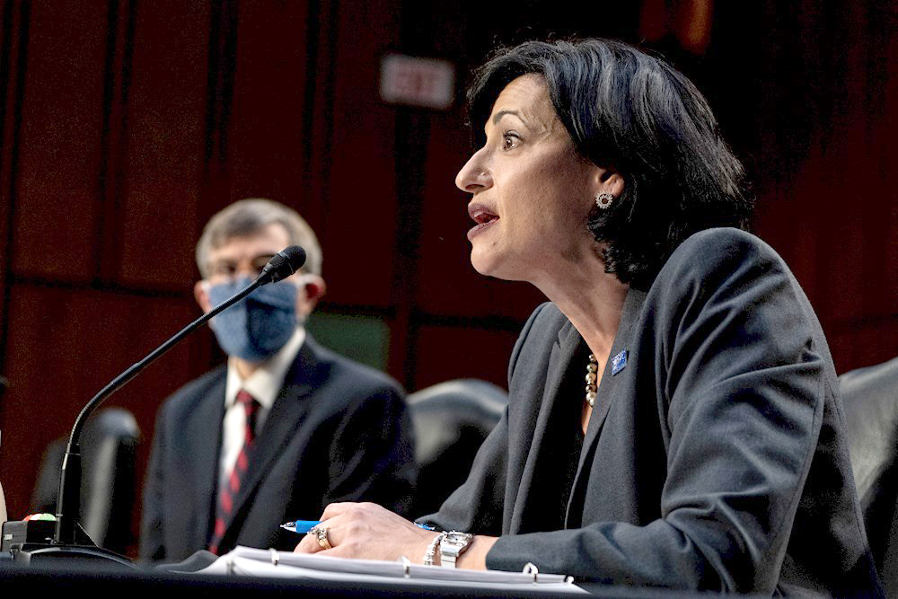 EE.UU. insta a vacunar a los niños ante el alza de hospitalizaciones