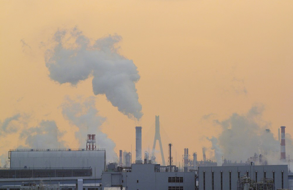 Larga exposición a polución del aire podría aumentar riesgo de contraer covid
