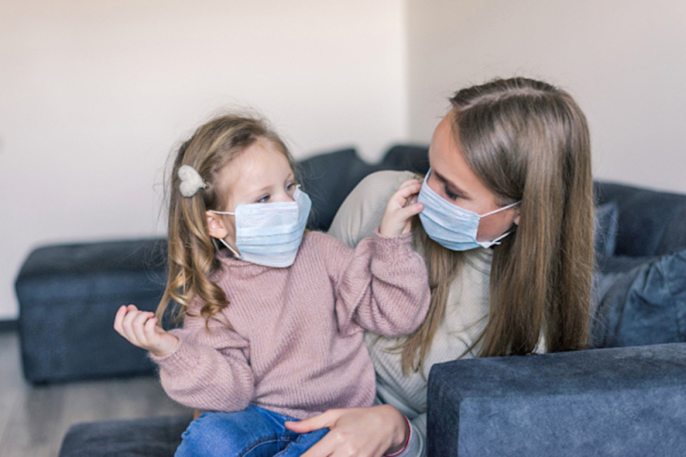 Mascarillas dificultan a niños identificar las emociones en adultos, afirma estudio