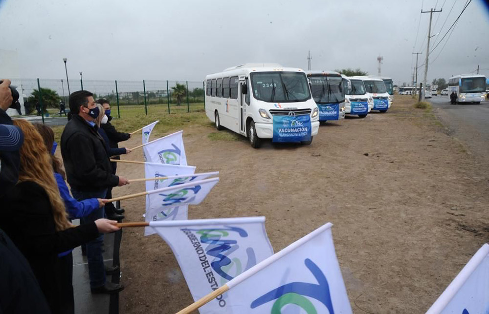 Salen los primeros 30 autobuses con tamaulipecos que recibieron vacuna en E U