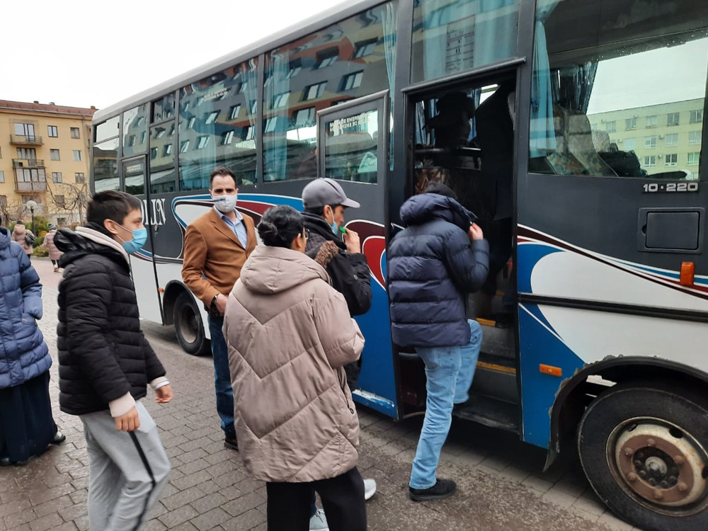 Una veintena de mexicanos en Ucrania son trasladados en autobús a Rumanía