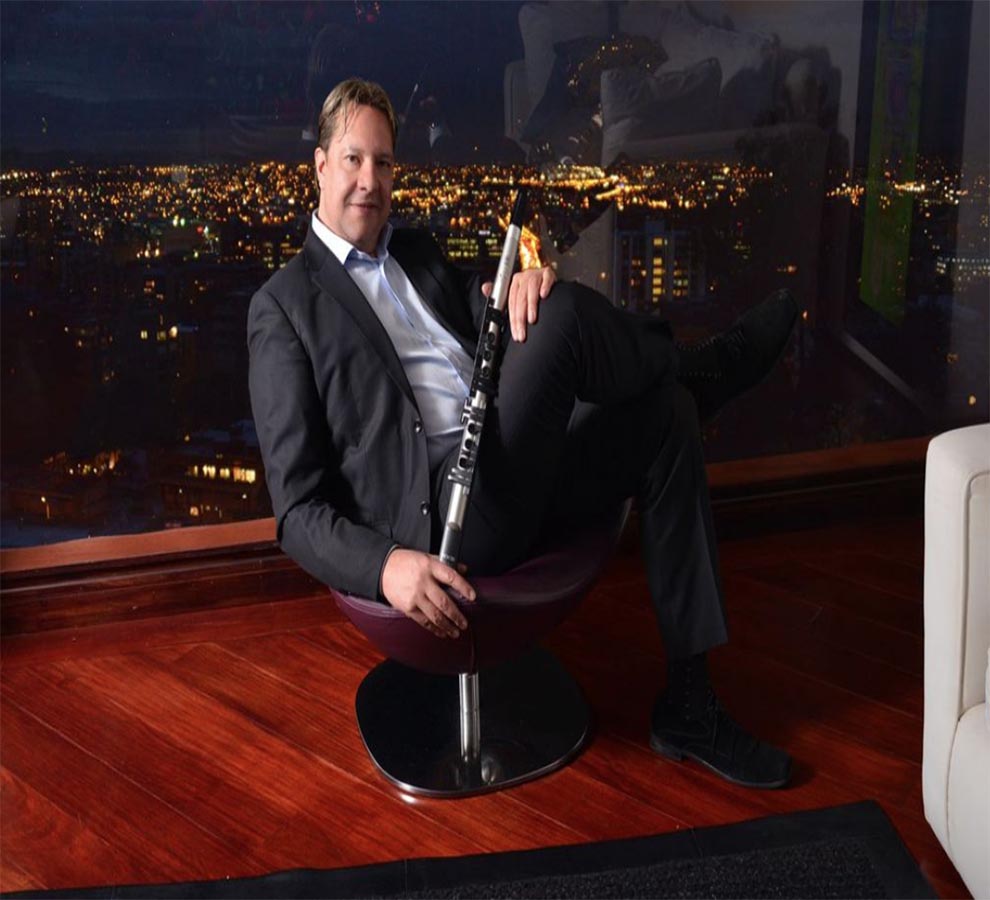 Saxofonista Álvaro Rodríguez retoma su carrera con libro, álbum y una fundación