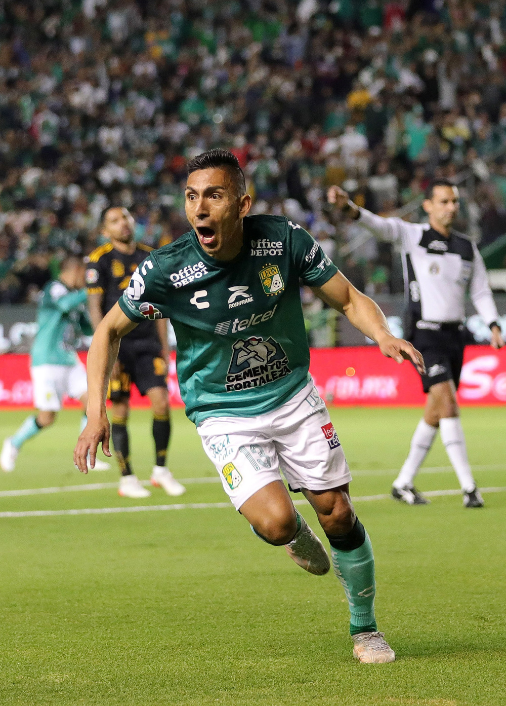 Ángel Mena reta a Bryan Angulo en duelo de ecuatorianos en el fútbol mexicano