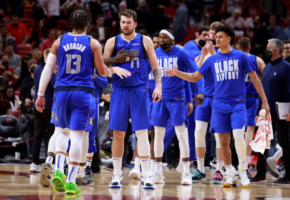 Suns, líderes con récord; Giannis mete 50 puntos y Doncic frena a Miami