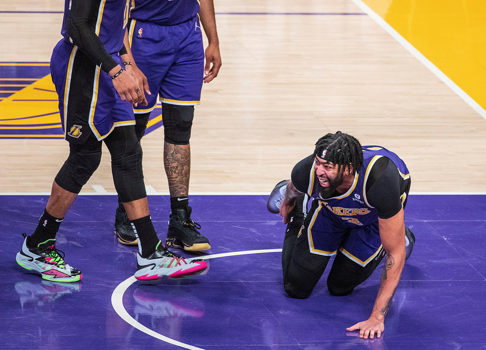 Anthony Davis se tuerce el tobillo y hace temblar a los Lakers