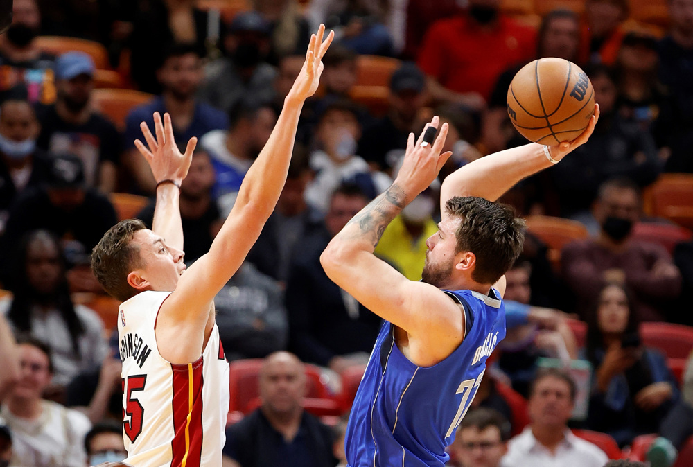 99-107.  Los Mavs, con doble doble de Doncic, cortan la racha de los Heat