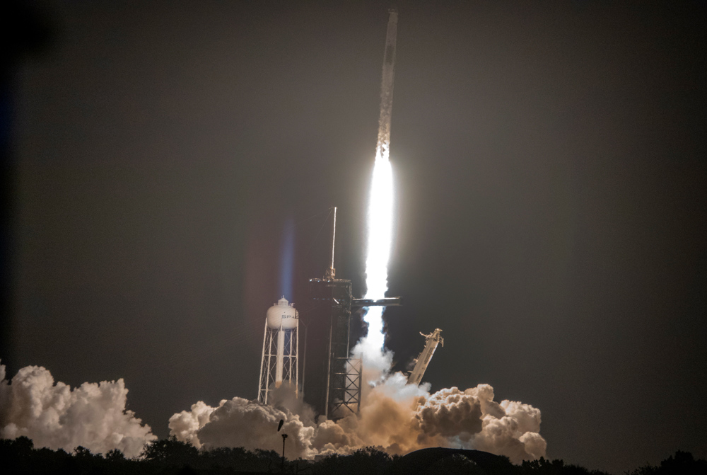 Una tormenta geomagnética daña lote de satélites Starlink lanzados por SpaceX