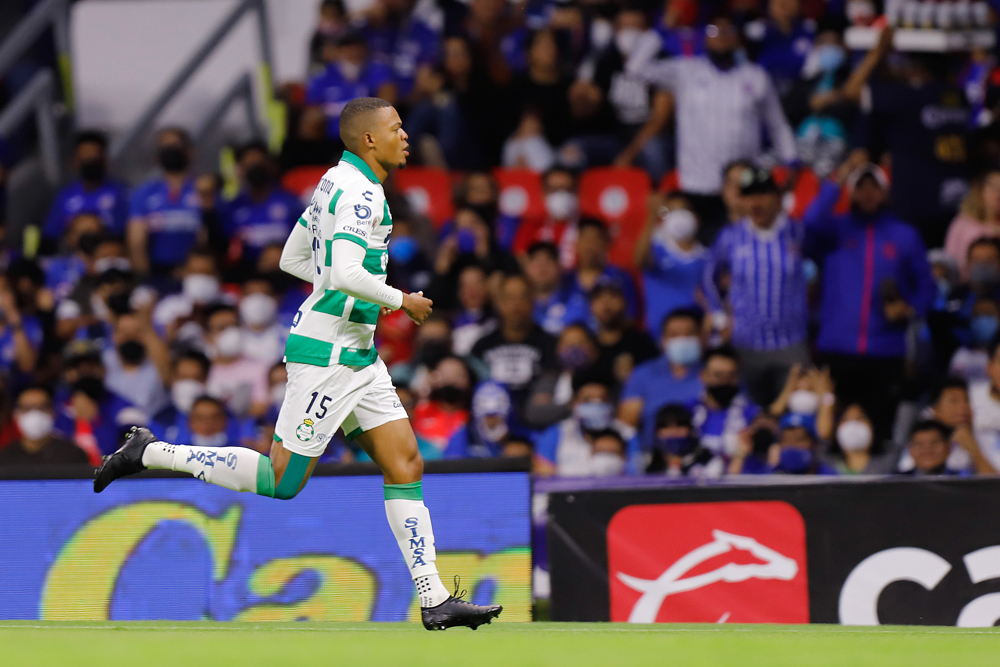 El colombiano Preciado anota en el triunfo del Santos Laguna sobre Cruz Azul
