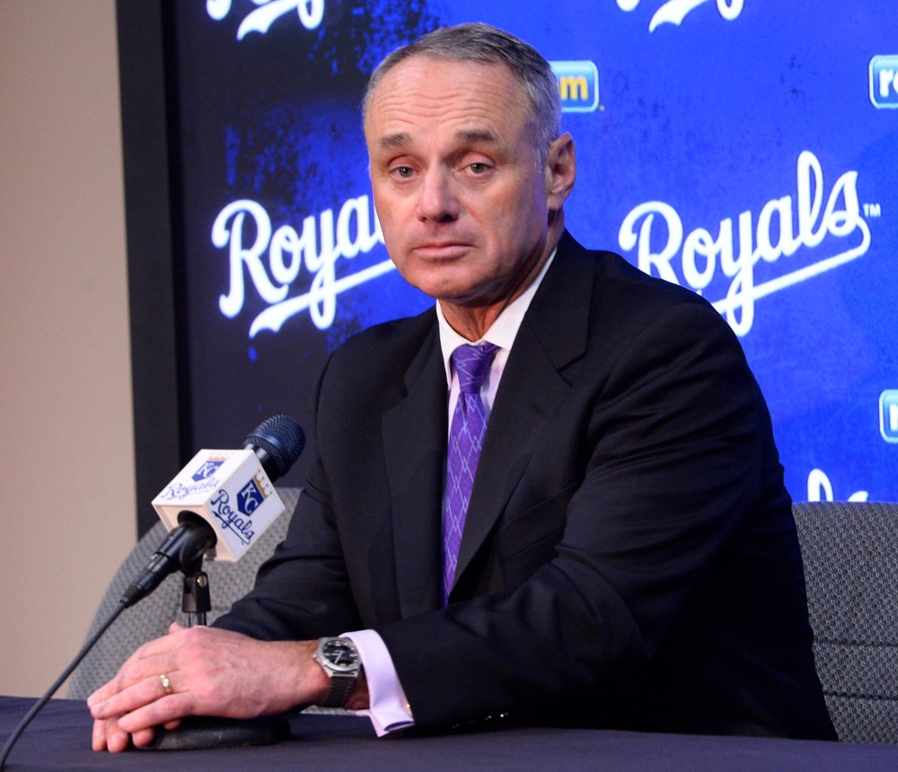 Manfred anuncia que los dueños han aceptado el bateador designado universal