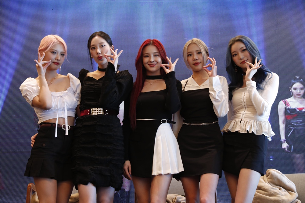 La banda coreana Momoland se identifica con la pasión del público mexicano