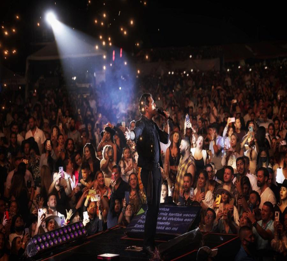 Nodal hace vibrar a decenas de miles en Honduras y Costa Rica