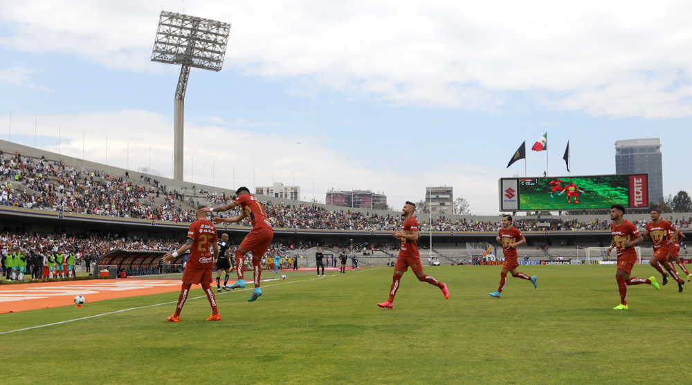 Pumas gana y el brasileño Rogério es líder de los goleadores en México