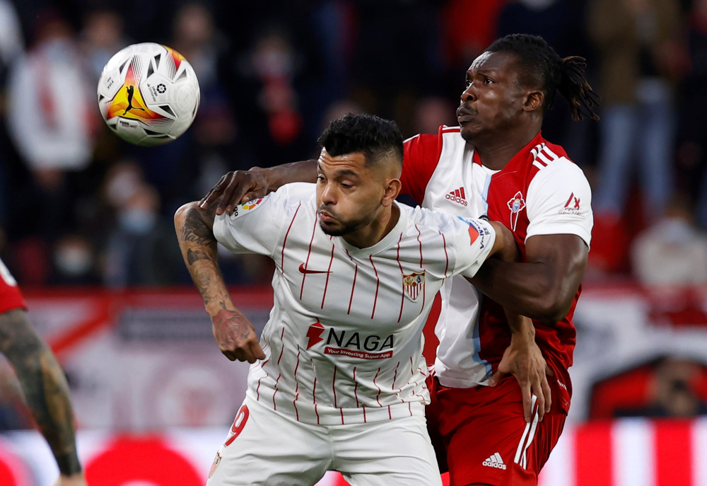 Tecatito Corona, gran novedad en una convocatoria sin Rekik ni Acuña