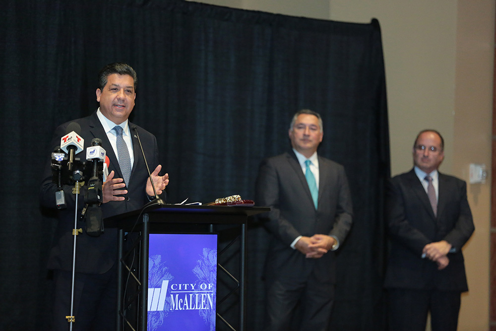 Recibe gobernador de Tamaulipas llaves de la ciudad de McAllen
