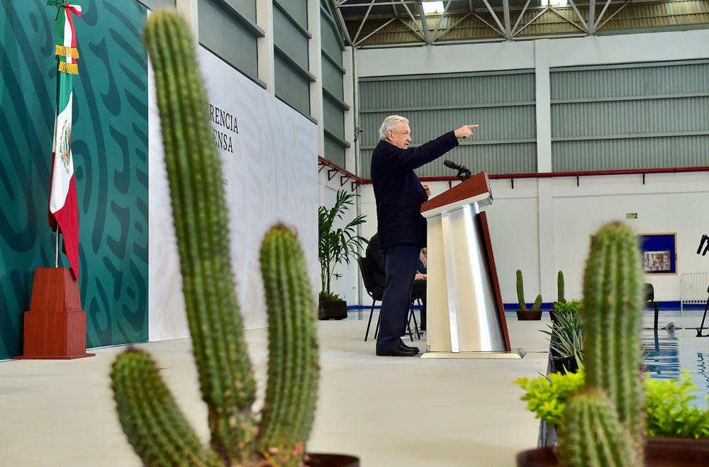 López Obrador critica a periodistas “mercenarios” y exhibe salarios