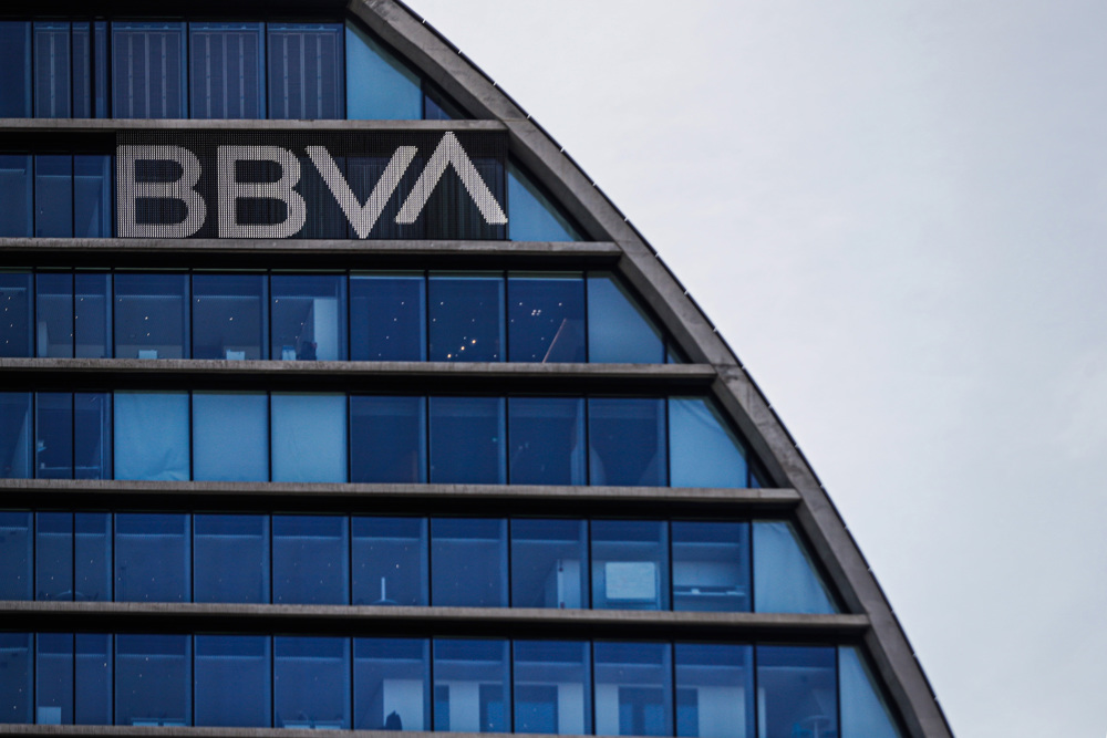 El banco español BBVA ganó 4.653 millones de euros en 2021, un 256 % más
