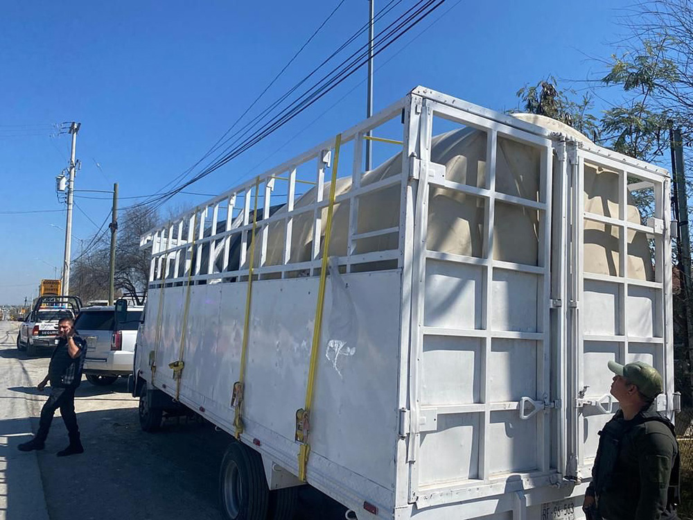 Autoridades hallan a 59 migrantes escondidos en tinacos en Nuevo León