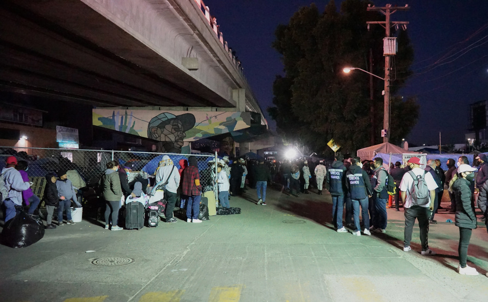 Cientos de migrantes son desalojados de campamento