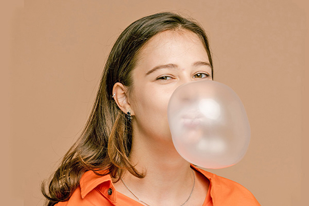 Consumir goma de mascar reduciría riesgo de partos prematuros, según estudio