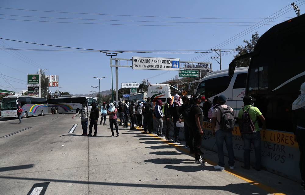 Estudiantes bloquean una autopista para exigir justicia en el caso Ayotzinapa