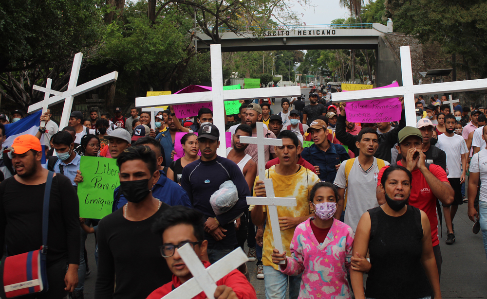 Migrantes reciben con protestas a López Obrador en la fronteriza Tapachula