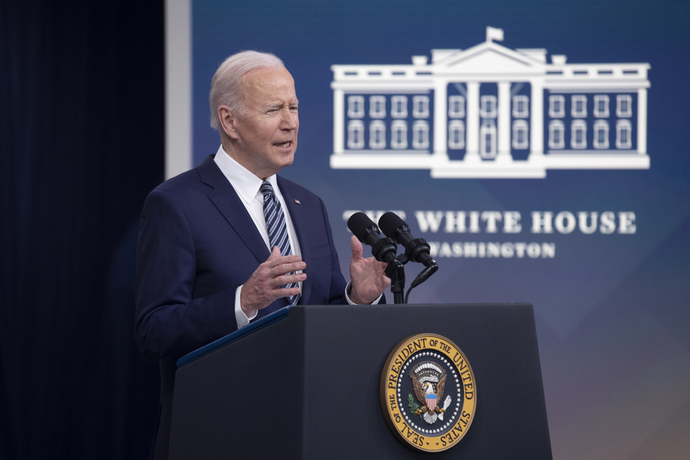 Biden libera una cantidad récord de petróleo para frenar la subida de precios