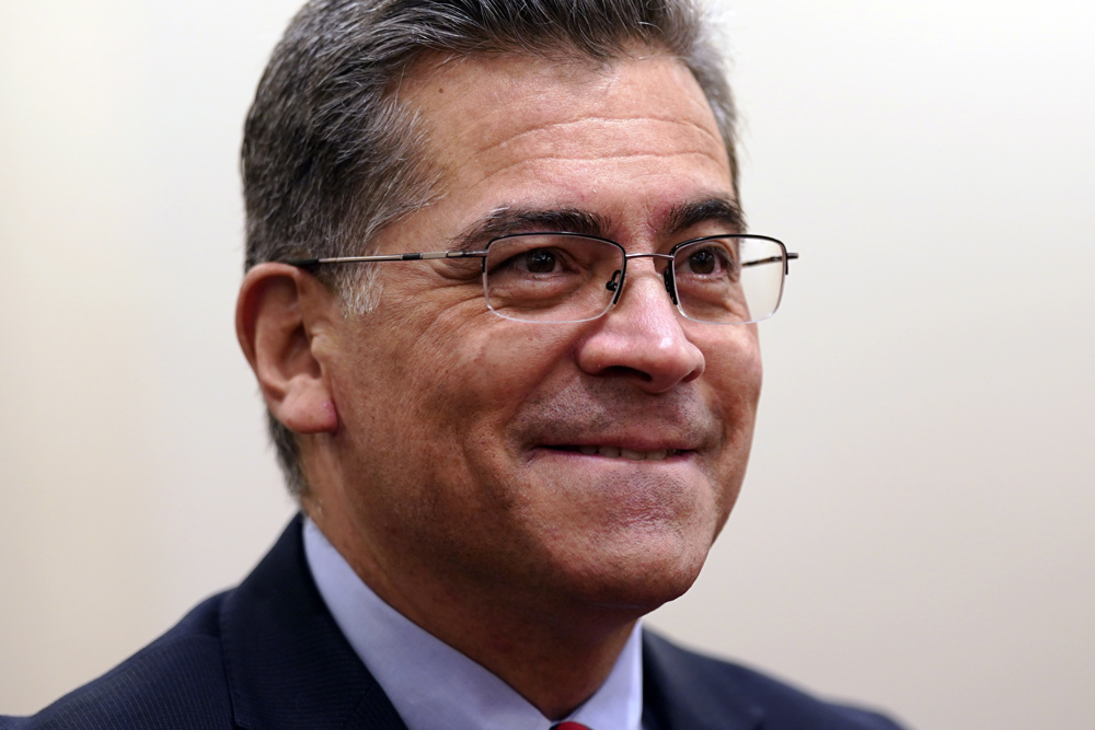 “Igual que pone el cinturón a sus hijos, vacúnelos”, pide secretario de Salud