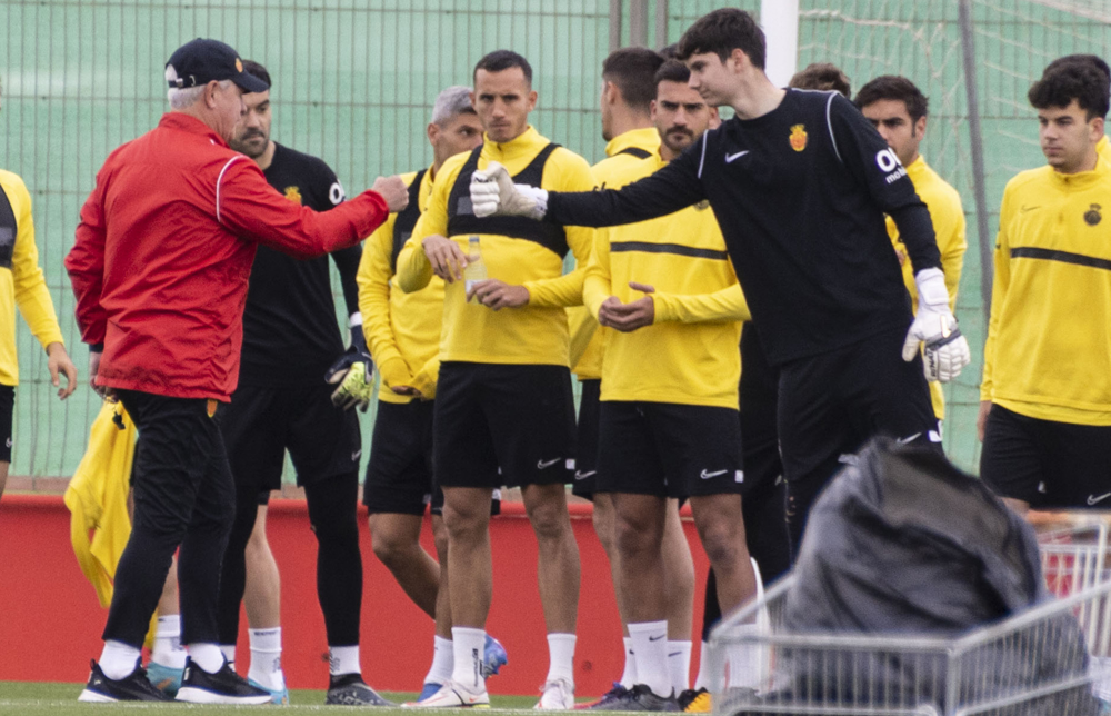 Javier Aguirre prepara la visita a Getafe con los internacionales