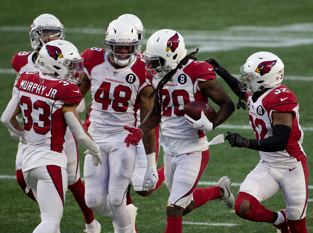 Los Arizona Cardinals contratan al liniero ofensivo William Hernández