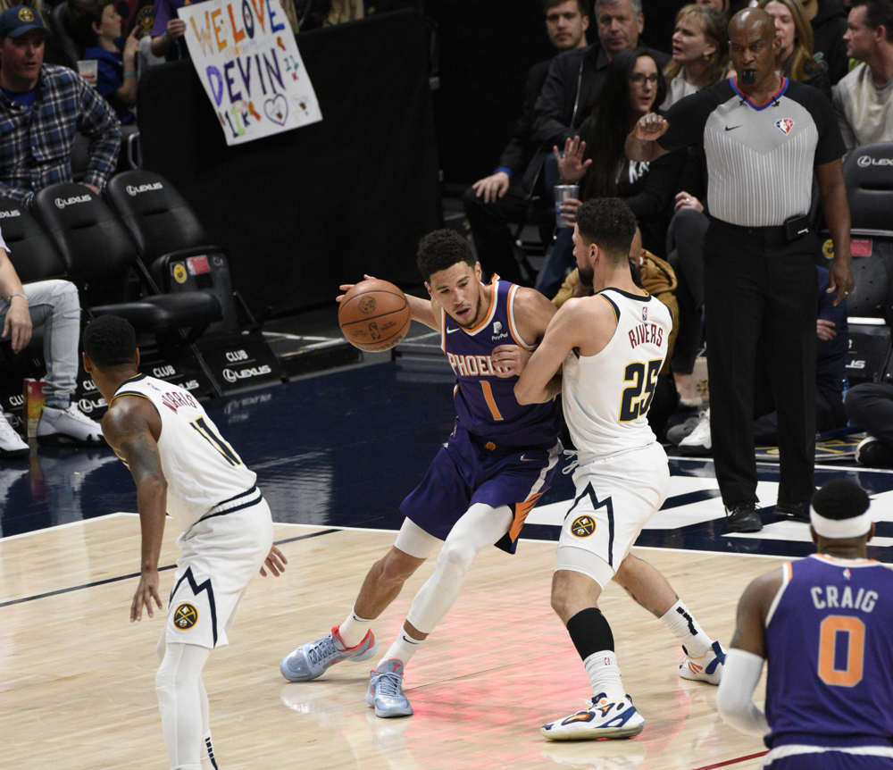 Booker hunde a los Nuggets con 49 puntos; el Este, al rojo vivo