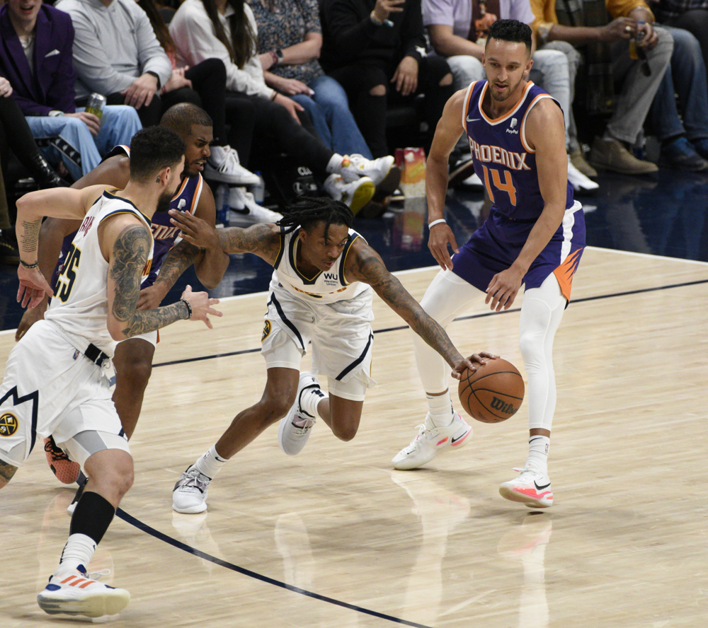 130-140. Booker blinda la primera plaza de los Suns con 49 puntos