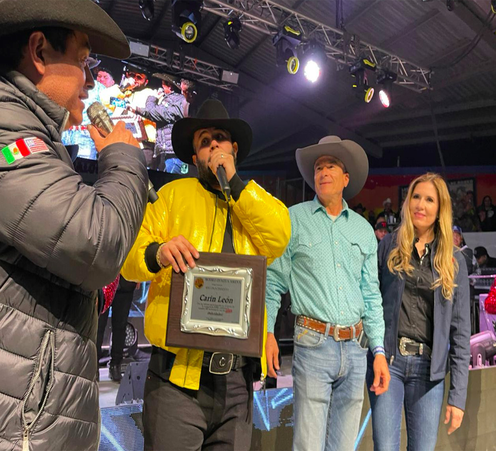 Carin Leon se afianza y bate record en el Rodeo Zuazua Arena de Nuevo León