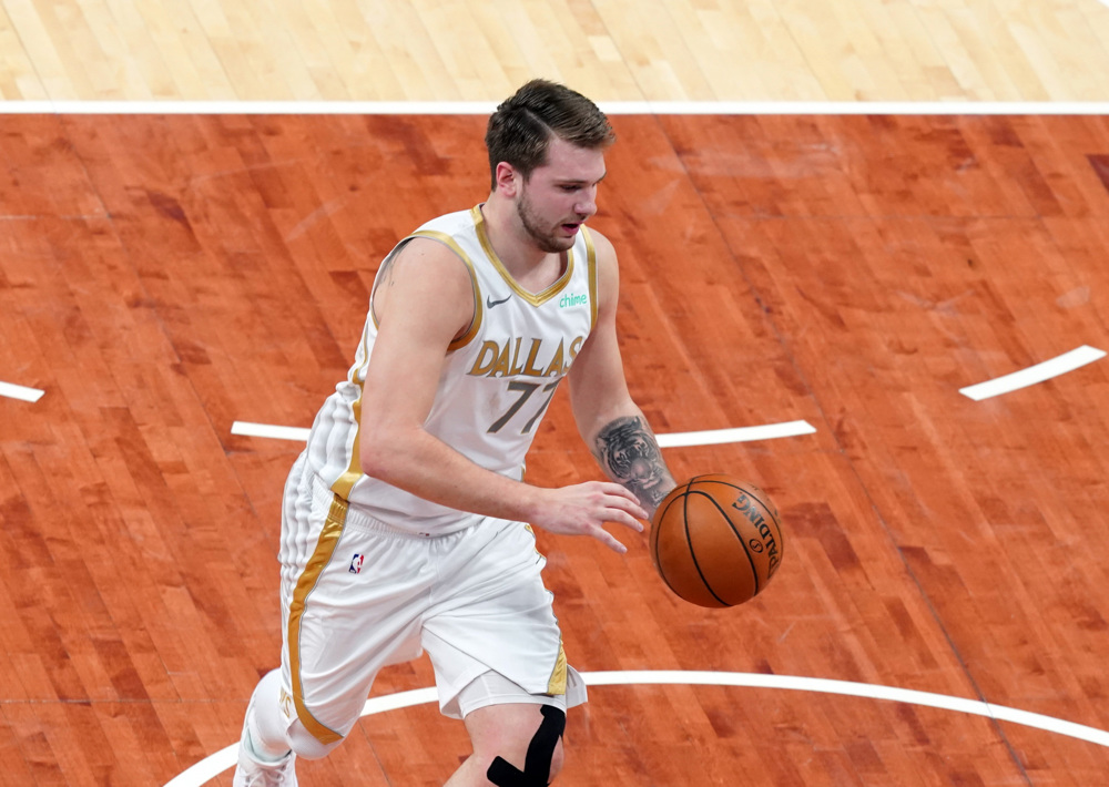 92-95. Los Mavs, con Doncic tocado, le amargan la fiesta a los Celtics