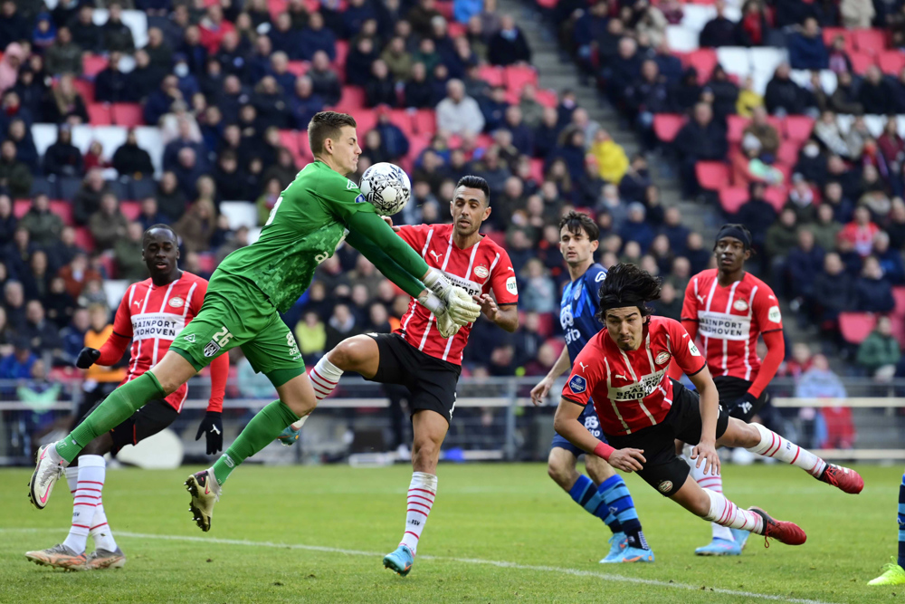 El PSV y Erick Gutiérrez toman el liderato provisional