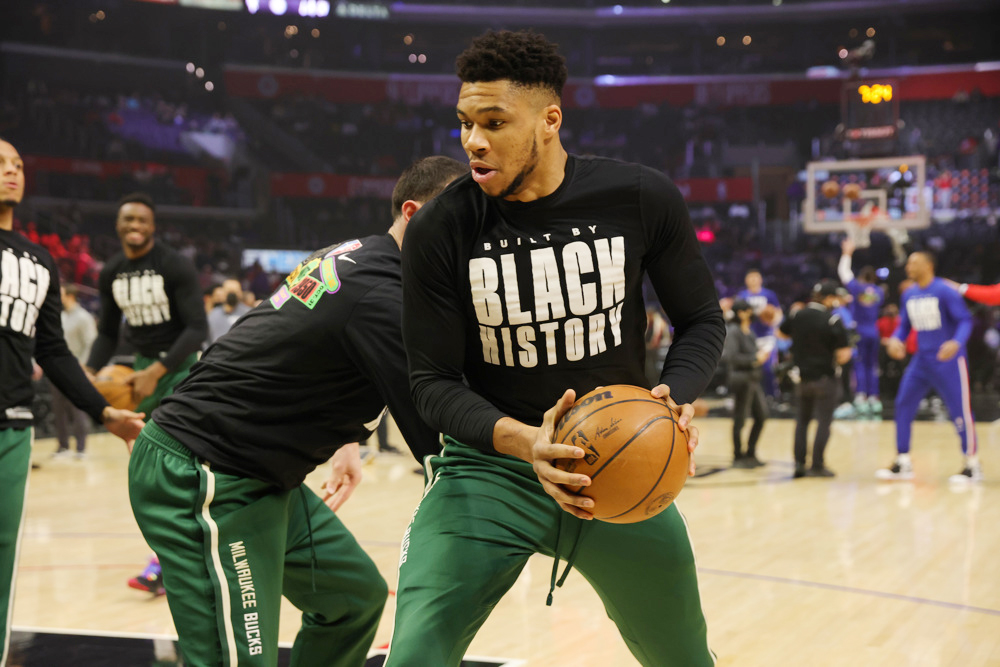 126-98. Giannis y Holiday aplastan a los Bulls