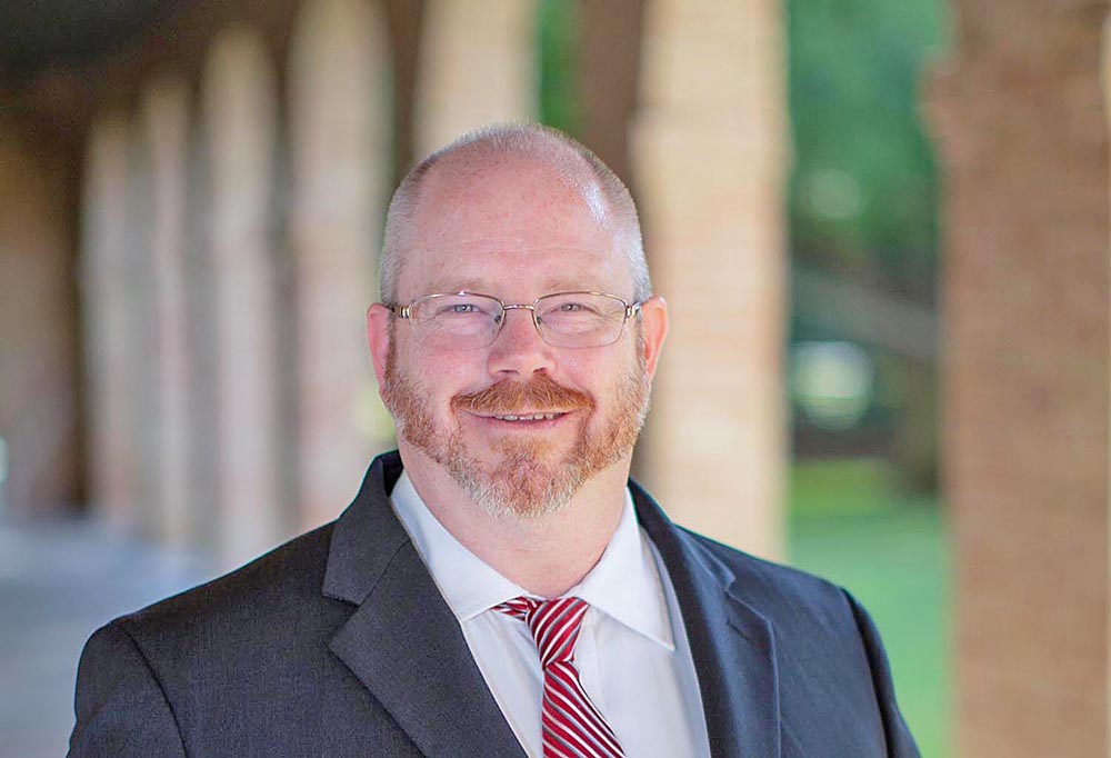 Director del programa paramédico de TSC agrega ser autor a su trayectoria