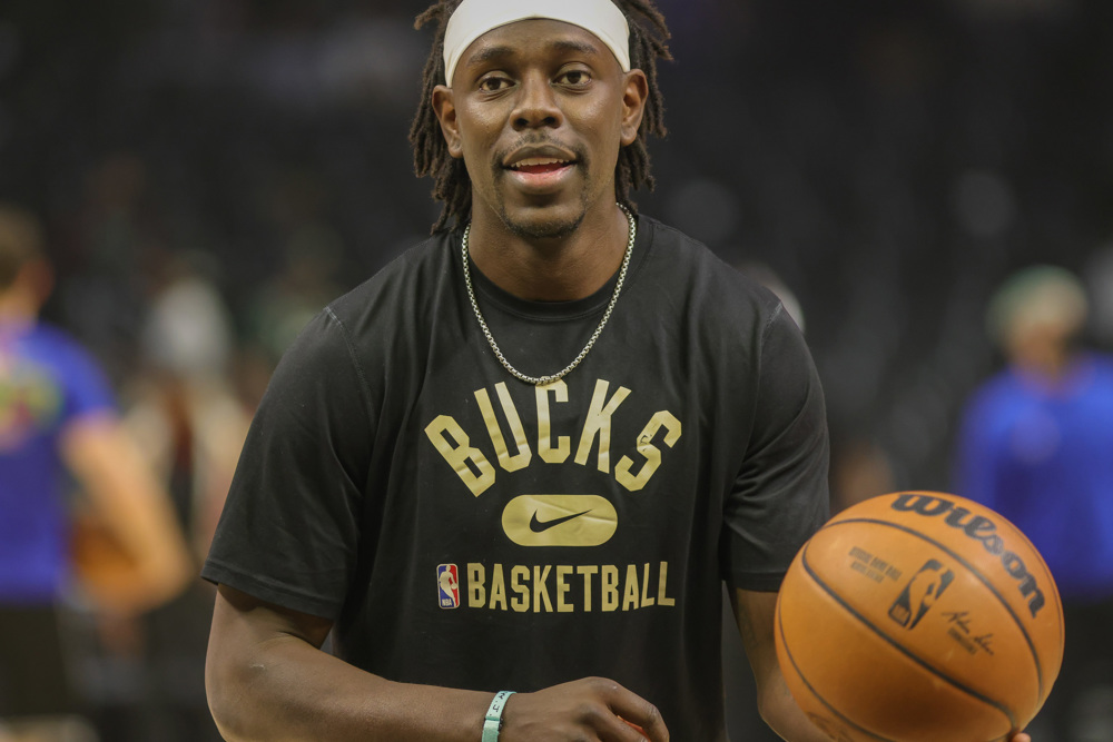 120-119. Holiday culmina la remontada de Bucks y tumba a Heat sobre la bocina