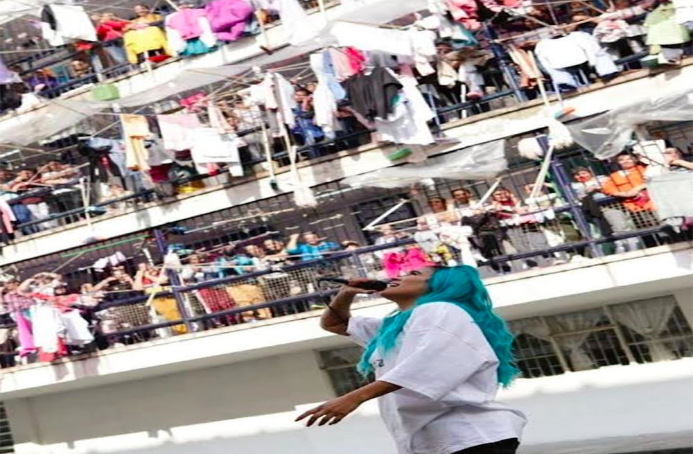 Karol G compartió abrazos y música en cárcel de mujeres de Bogotá